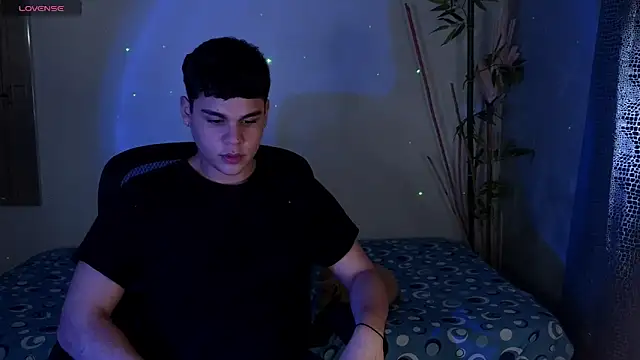 Snapshot of eithan_jonnes chatting on February 24, 9:57 pm eithan jonnes online show from February 24, 9:57 pm