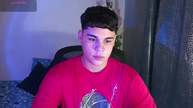 Snapshot of eithan_jonnes chatting on February 28, 9:05 pm eithan jonnes online show from February 28, 9:05 pm