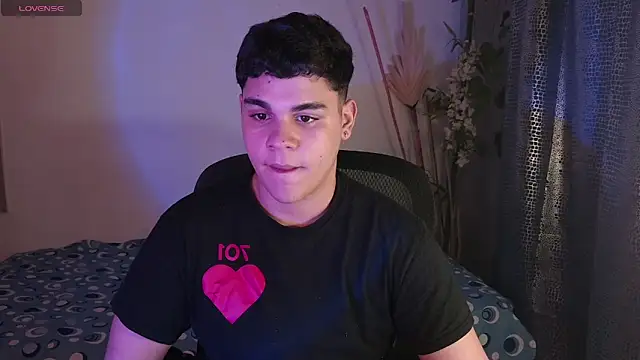 Snapshot of eithan_jonnes chatting on March 4, 9:32 pm eithan jonnes online show from March 4, 9:32 pm