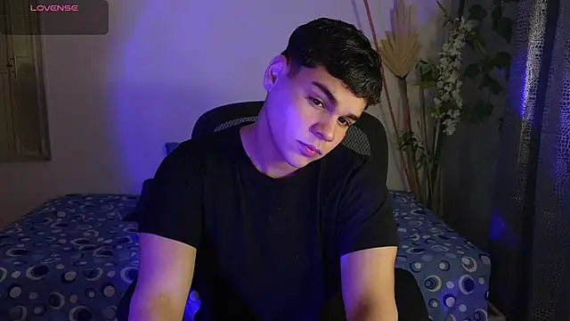 Snapshot of eithan_jonnes chatting on March 7, 8:39 pm eithan jonnes online show from March 7, 8:39 pm