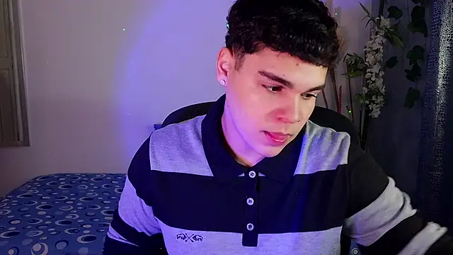 Snapshot of eithan_jonnes chatting on March 9, 7:07 pm eithan jonnes online show from March 9, 7:07 pm