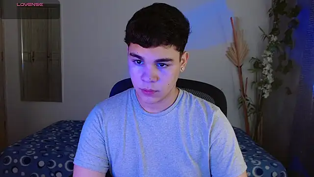 Snapshot of eithan_jonnes chatting on March 13, 7:53 pm eithan jonnes online show from March 13, 7:53 pm