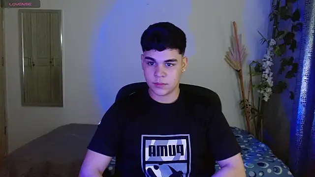 Snapshot of eithan_jonnes chatting on March 19, 9:41 pm eithan jonnes online show from March 19, 9:41 pm