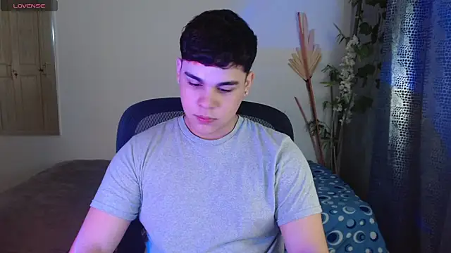 Snapshot of eithan_jonnes chatting on March 27, 7:13 pm eithan jonnes online show from March 27, 7:13 pm