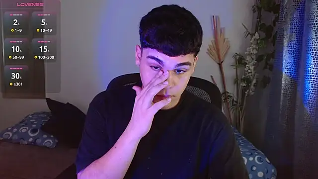 Snapshot of eithan_jonnes chatting on March 28, 9:36 pm eithan jonnes online show from March 28, 9:36 pm