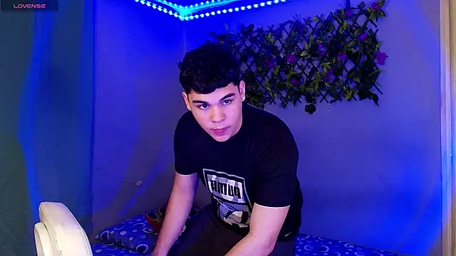 Snapshot of eithan_jonnes chatting on March 30, 10:33 pm eithan jonnes online show from March 30, 10:33 pm