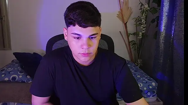 Snapshot of eithan_jonnes chatting on April 8, 7:47 pm eithan jonnes online show from April 8, 7:47 pm