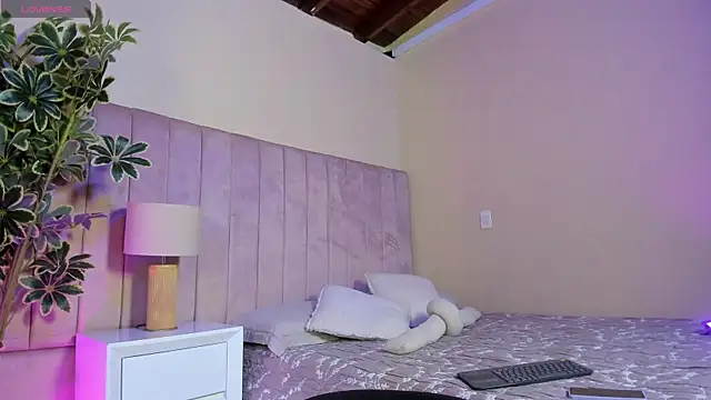 Ashley Beaomunt online show from April 1, 11:22 am