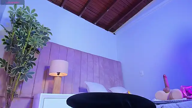 Ashley Beaomunt online show from May 4, 6:37 pm