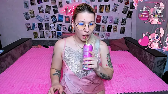 Snapshot of x_Ulya1cutex chatting on March 8, 4:44 pm x Ulya1cutex online show from March 8, 4:44 pm