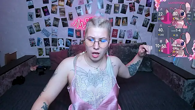 Snapshot of x_Ulya1cutex chatting on March 21, 4:21 pm x Ulya1cutex online show from March 21, 4:21 pm