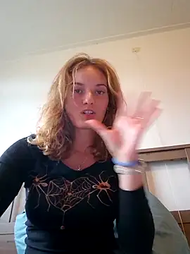 Snapshot of sweetsophie69 chatting on April 24, 6:21 pm sweetsophie69 online show from April 24, 6:21 pm