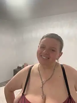 Snapshot of Laura-Loveyou chatting on April 3, 6:28 pm Laura-Loveyou online show from April 3, 6:28 pm