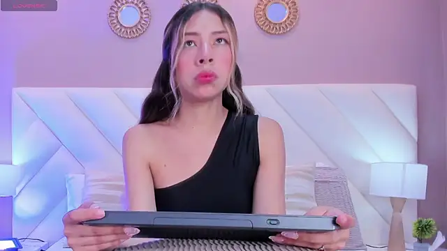 ValeryGomezz online show from April 27, 1:53 pm