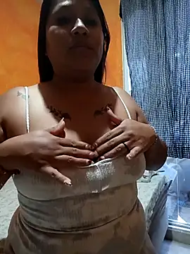 Snapshot of fabrmz chatting on February 13, 10:39 pm fabrmz online show from February 13, 10:39 pm