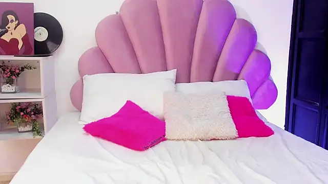 Snapshot of afroditaevans_ chatting on April 7, 7:03 pm afroditaevans online show from April 7, 7:03 pm