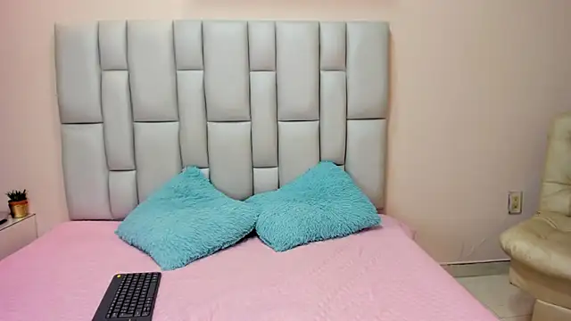 Snapshot of sugar_doll1 chatting on February 20, 10:54 pm sugar doll1 online show from February 20, 10:54 pm