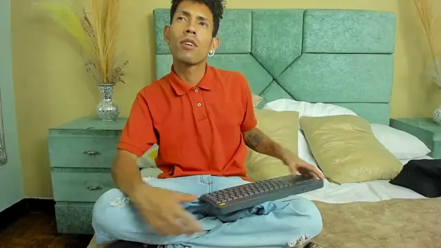 NoaahTylor online show from April 30, 3:35 am
