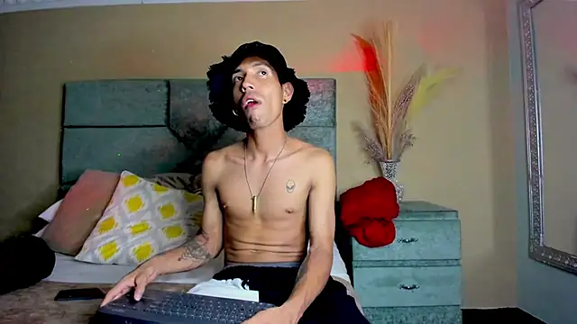 NoaahTylor online show from May 5, 3:25 am