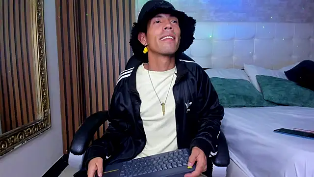 NoaahTylor online show from May 7, 4:18 am