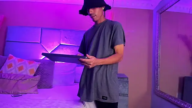 NoaahTylor online show from May 17, 3:48 am