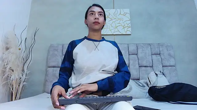 MelanyStone  online show from May 12, 1:52 pm