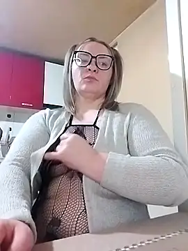 Snapshot of HotStepmommy4 chatting on March 20, 10:25 pm HotStepmommy4 online show from March 20, 10:25 pm