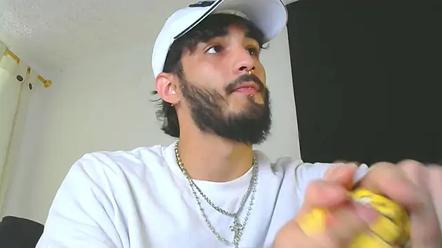 Snapshot of LovexJuxn8 chatting on February 18, 7:32 pm LovexJuxn8 online show from February 18, 7:32 pm