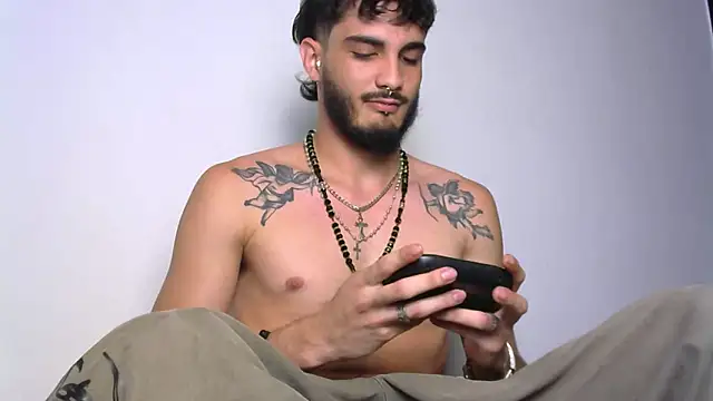 Snapshot of LovexJuxn8 chatting on February 22, 11:58 pm LovexJuxn8 online show from February 22, 11:58 pm