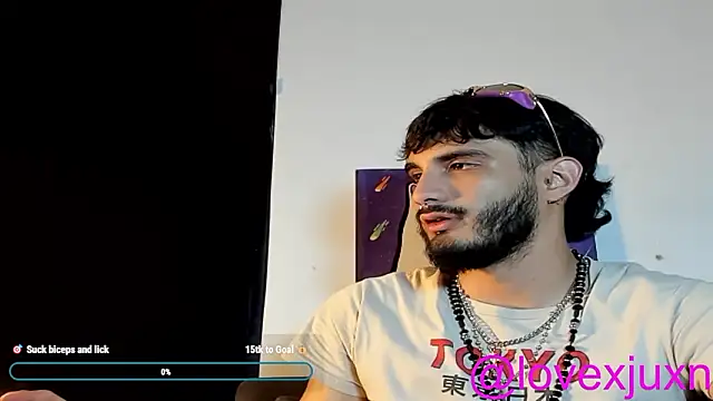 Snapshot of LovexJuxn8 chatting on March 5, 9:33 pm LovexJuxn8 online show from March 5, 9:33 pm