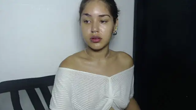 Snapshot of melodyphillips_2_ chatting on August 3, 8:13 am melodyphillips 2 online show from August 3, 8:13 am