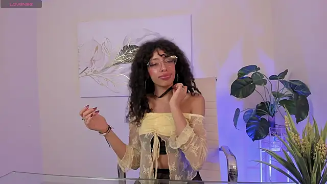 Snapshot of Tamia_25 chatting on May 4, 1:51 pm Tamia 25 online show from May 4, 1:51 pm