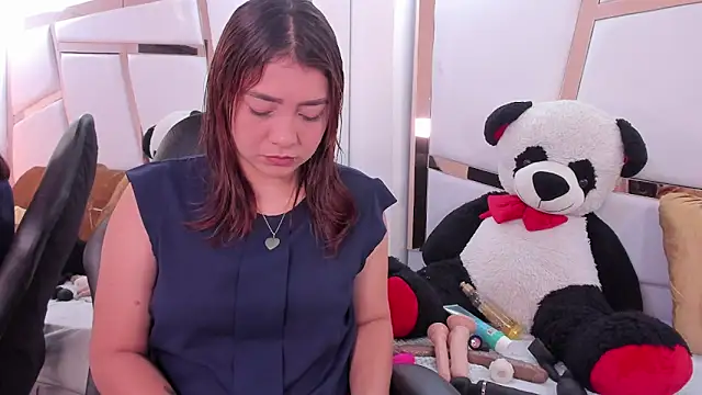 Snapshot of antonella_moon7 chatting on April 7, 4:35 am antonella moon7 online show from April 7, 4:35 am