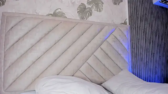 Snapshot of SarahRizof chatting on March 7, 5:37 am SarahRizof online show from March 7, 5:37 am