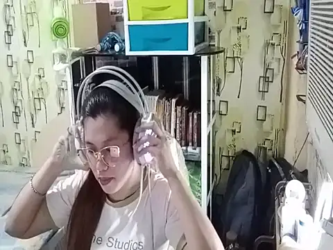 TennieReichow online show from April 1, 1:41 pm