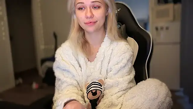 Leylia Lily online show from March 13, 9:05 am