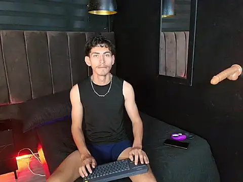 Snapshot of skinny_jean_ chatting on March 18, 8:23 pm skinny jean online show from March 18, 8:23 pm