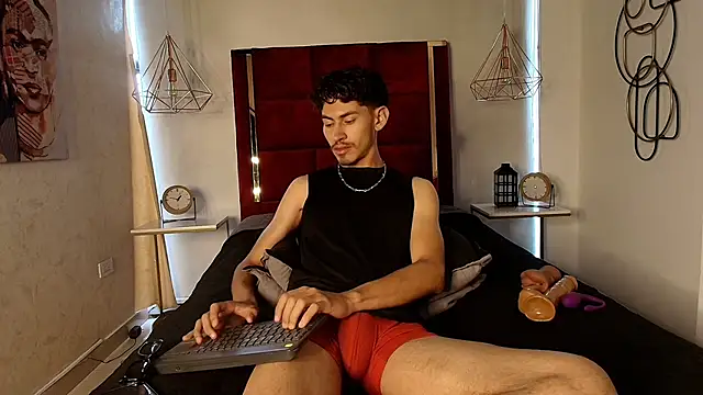 Snapshot of skinny_jean_ chatting on April 6, 8:32 pm skinny jean online show from April 6, 8:32 pm