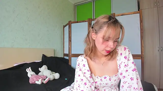 GlitchyDolly online show from May 21, 3:57 am
