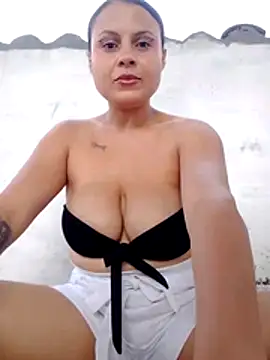 Snapshot of tiifany_lopez chatting on April 6, 9:16 pm tiifany lopez online show from April 6, 9:16 pm