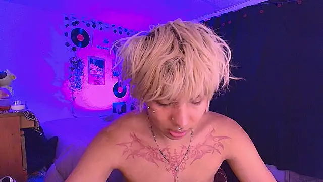 Snapshot of prince_oliverr chatting on February 18, 10:11 am prince oliverr online show from February 18, 10:11 am