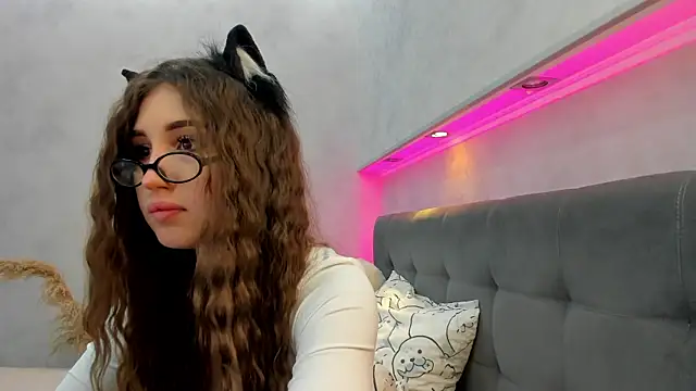 Emily Lews online show from May 19, 8:42 am