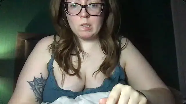 Snapshot of CurvyBx chatting on February 24, 9:24 pm CurvyBx online show from February 24, 9:24 pm