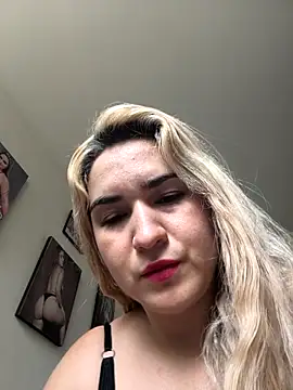 Snapshot of violet-grey chatting on March 19, 1:04 pm violet-grey online show from March 19, 1:04 pm