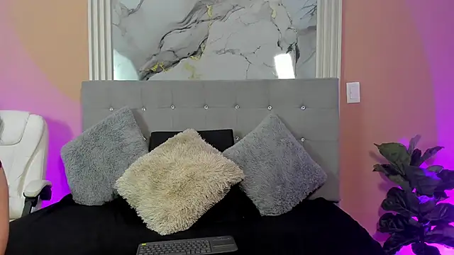 Ivy Heat online show from April 22, 1:52 am