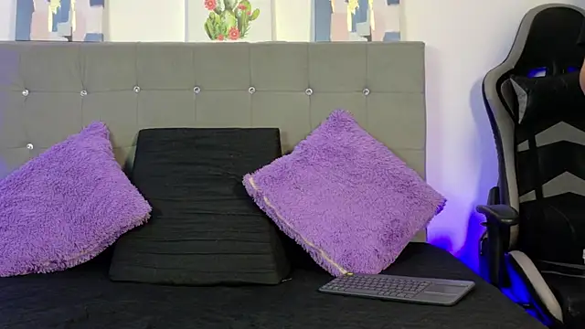 Ivy Heat online show from June 24, 1:37 am