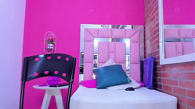 Snapshot of luciana_hot699 chatting on March 21, 8:19 am luciana hot699 online show from March 21, 8:19 am