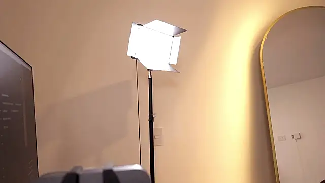 Snapshot of Im_Velora chatting on February 23, 1:25 am Im Velora online show from February 23, 1:25 am