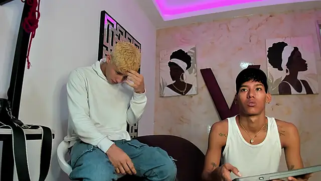 Snapshot of GREEN_BOYS chatting on March 25, 1:22 am GREEN BOYS online show from March 25, 1:22 am