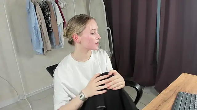 TraceeRebollar online show from February 15, 12:47 pm